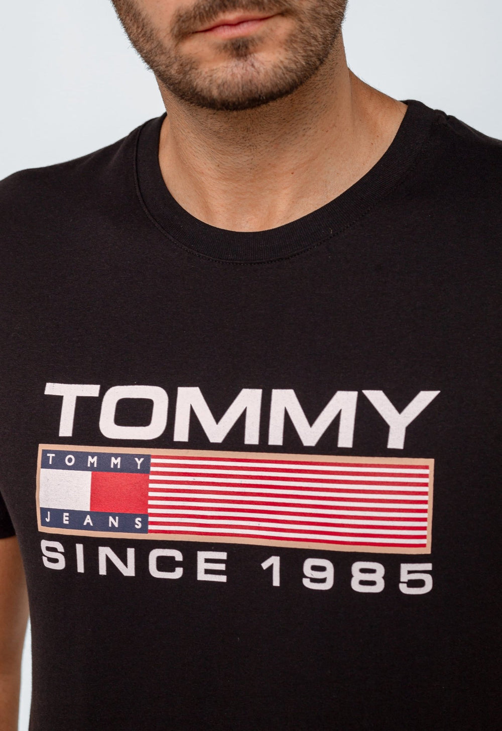 Camiseta Tommy Hilfiger Jeans Since 1985 - Sale. - LIVE - Henri Store