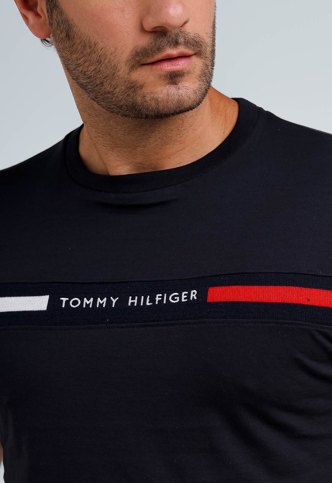 Camiseta Tommy Hilfiger Logo Faixa Colorida - Henri Store