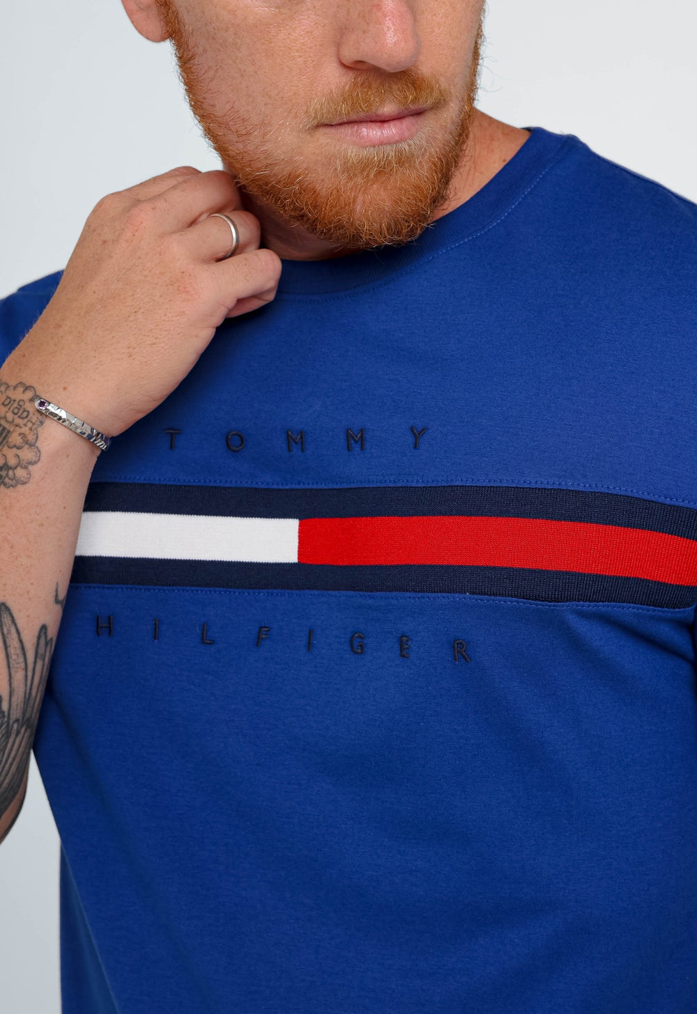 Camiseta Tommy Hilfiger Logo Faixa Tricolor - Henri Store