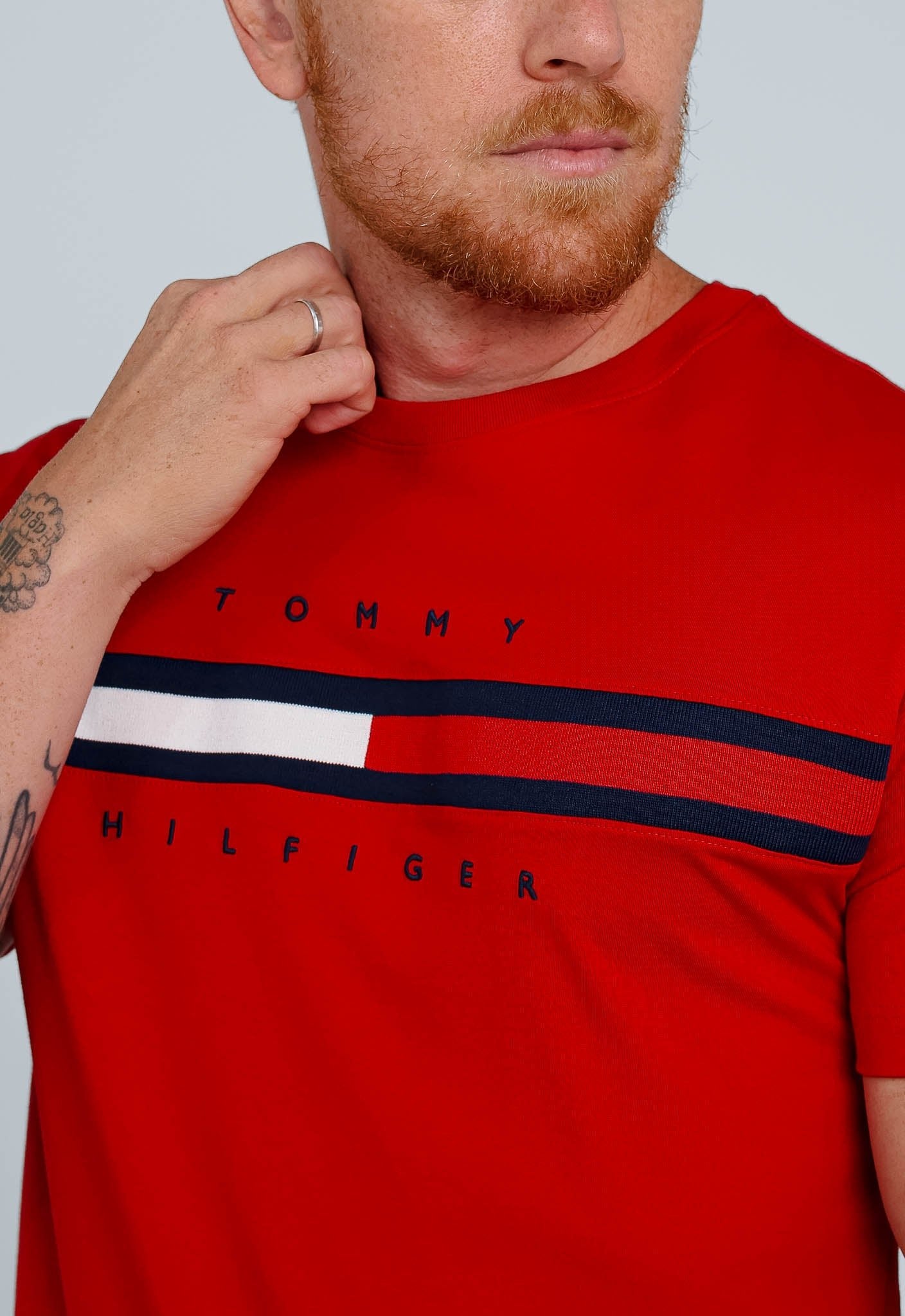 Camiseta Tommy Hilfiger Logo Faixa Tricolor - Henri Store