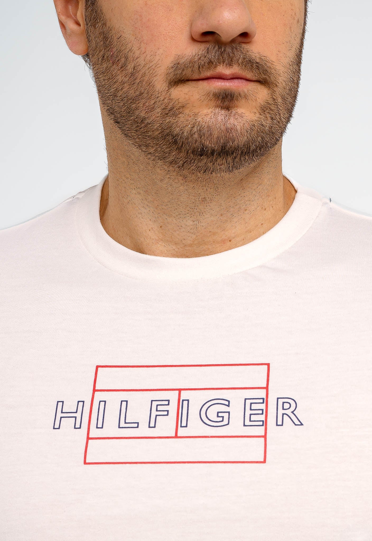 Camiseta Tommy Hilfiger Logo Outline - Henri Store