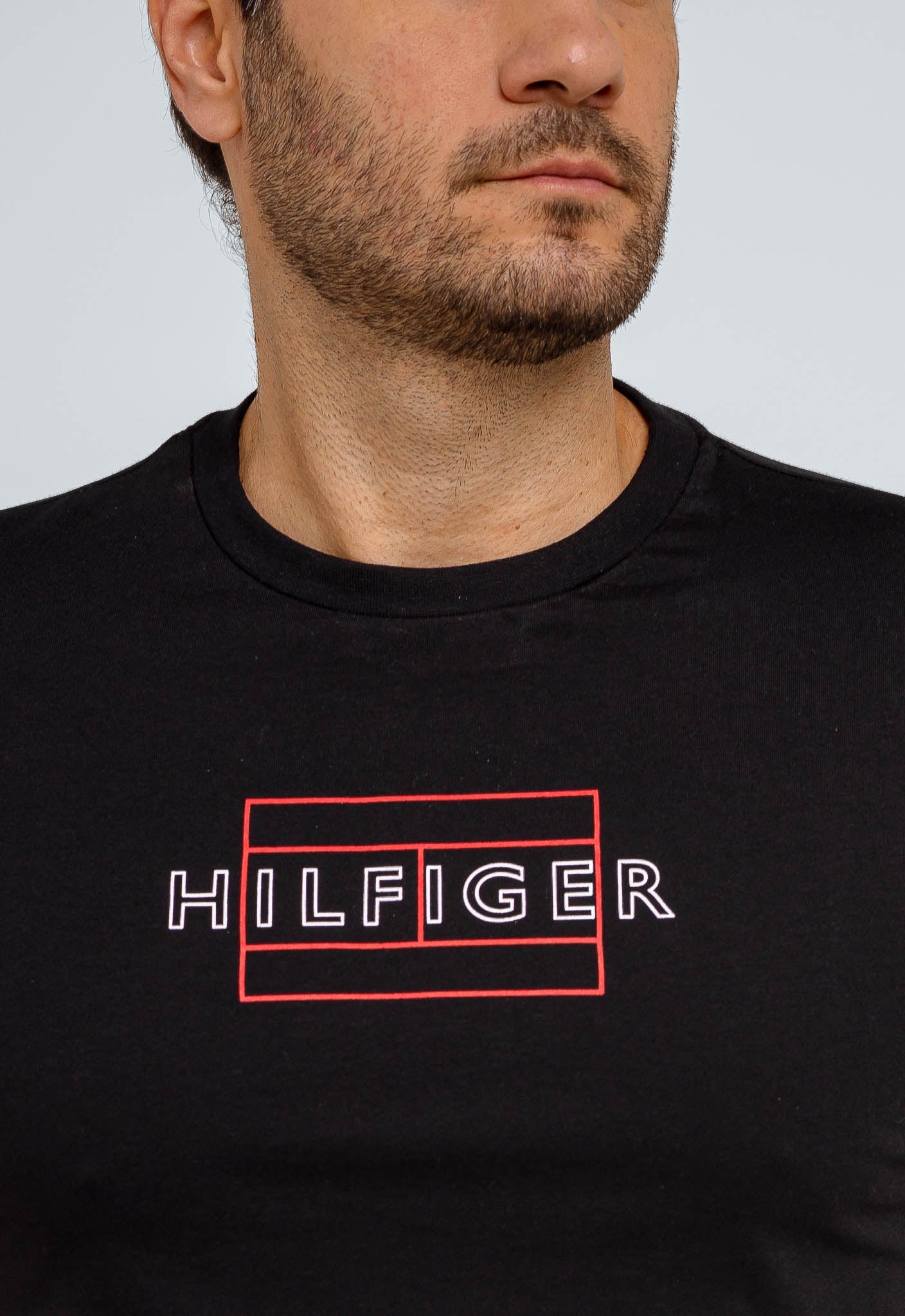 Camiseta Tommy Hilfiger Logo Outline - Henri Store