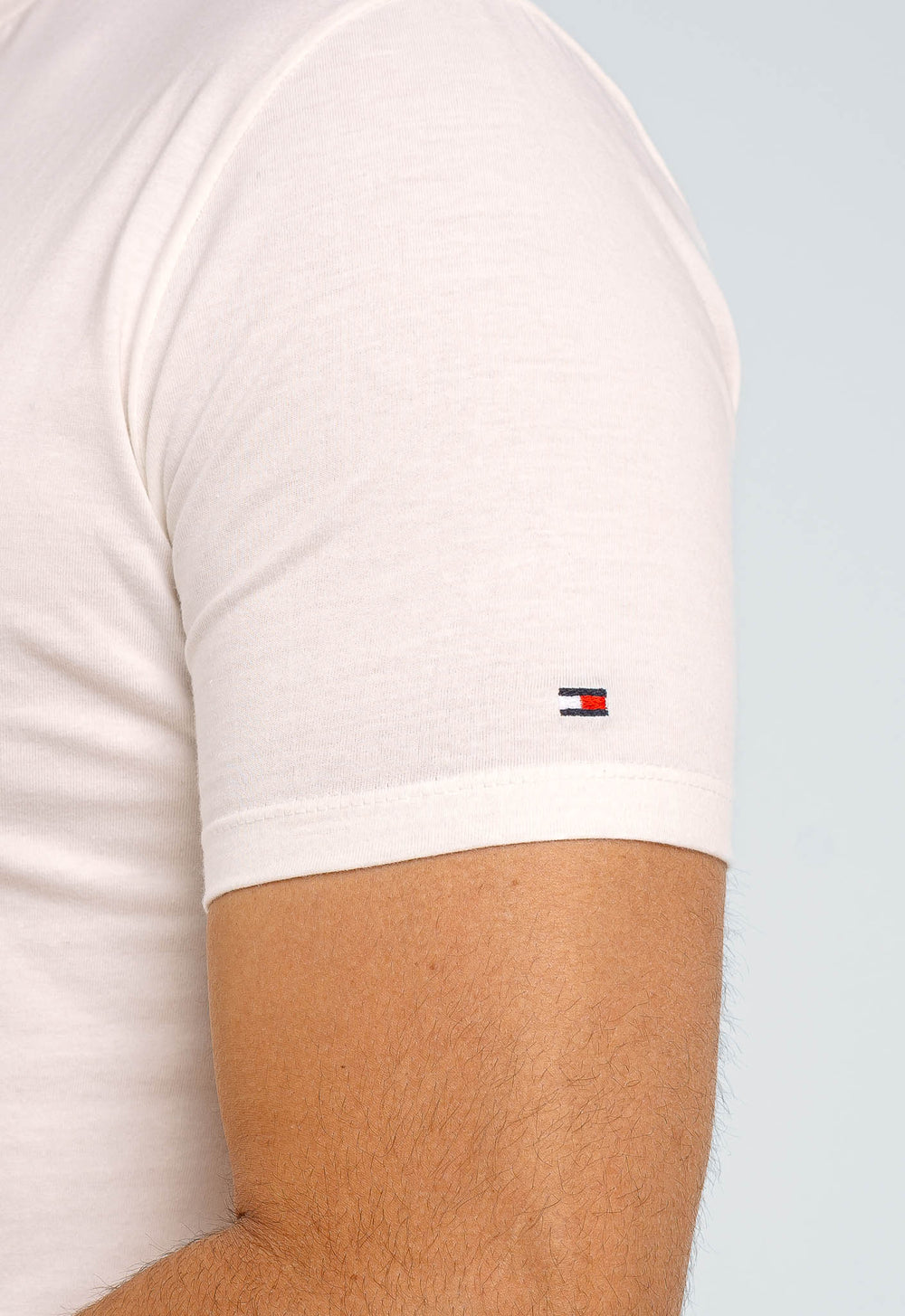 Camiseta Tommy Hilfiger Logo Outline - Henri Store