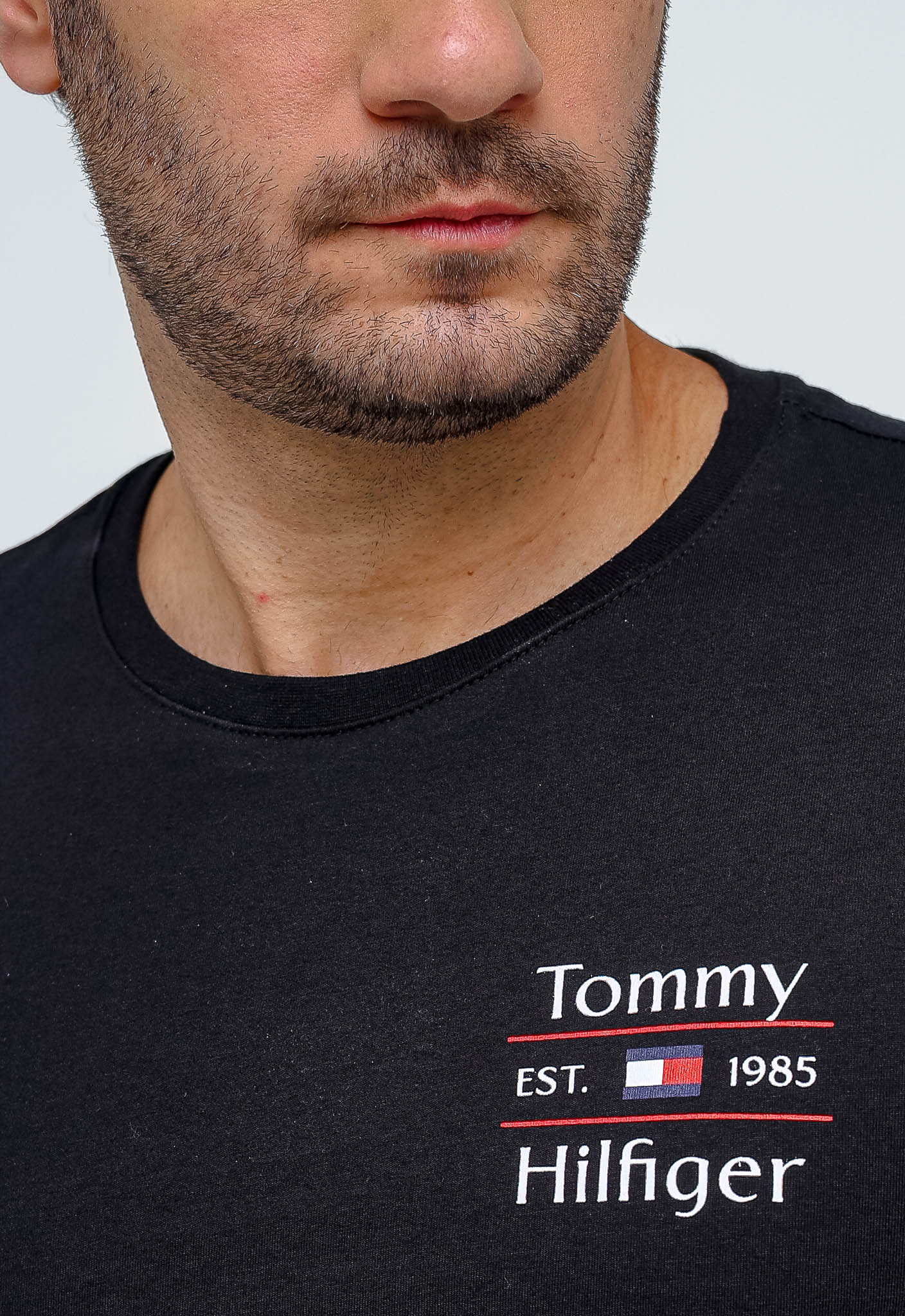 Camiseta Tommy Hilfiger Logo Peito Est. 1985 - Henri Store