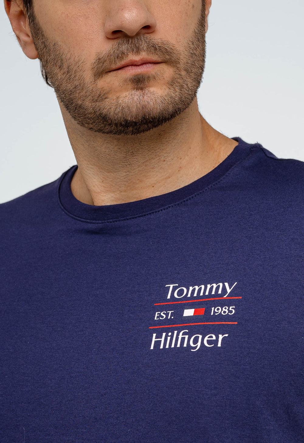 Camiseta Tommy Hilfiger Logo Peito Est. 1985 - Henri Store
