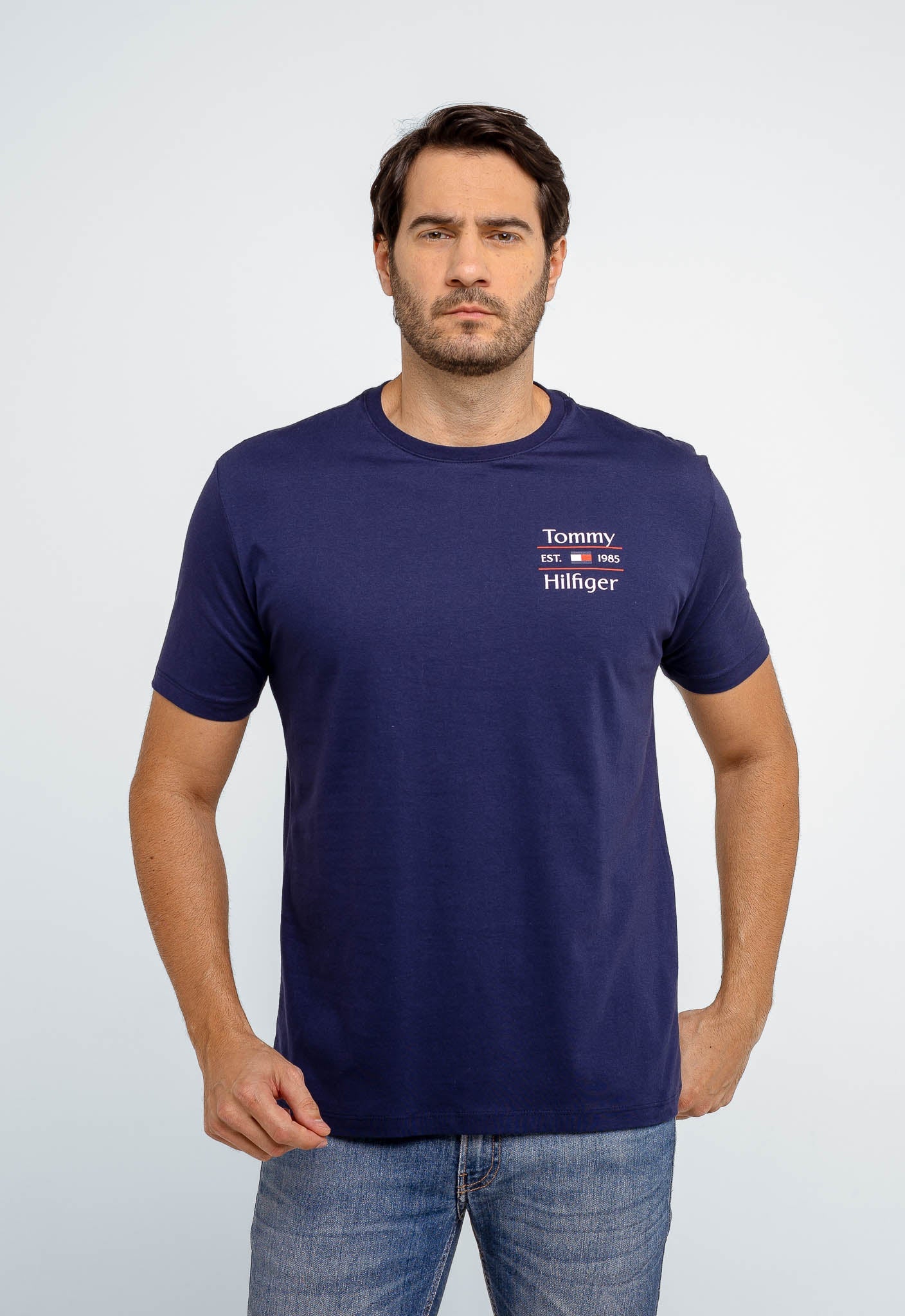 Camiseta Tommy Hilfiger Logo Peito Est. 1985 - Henri Store