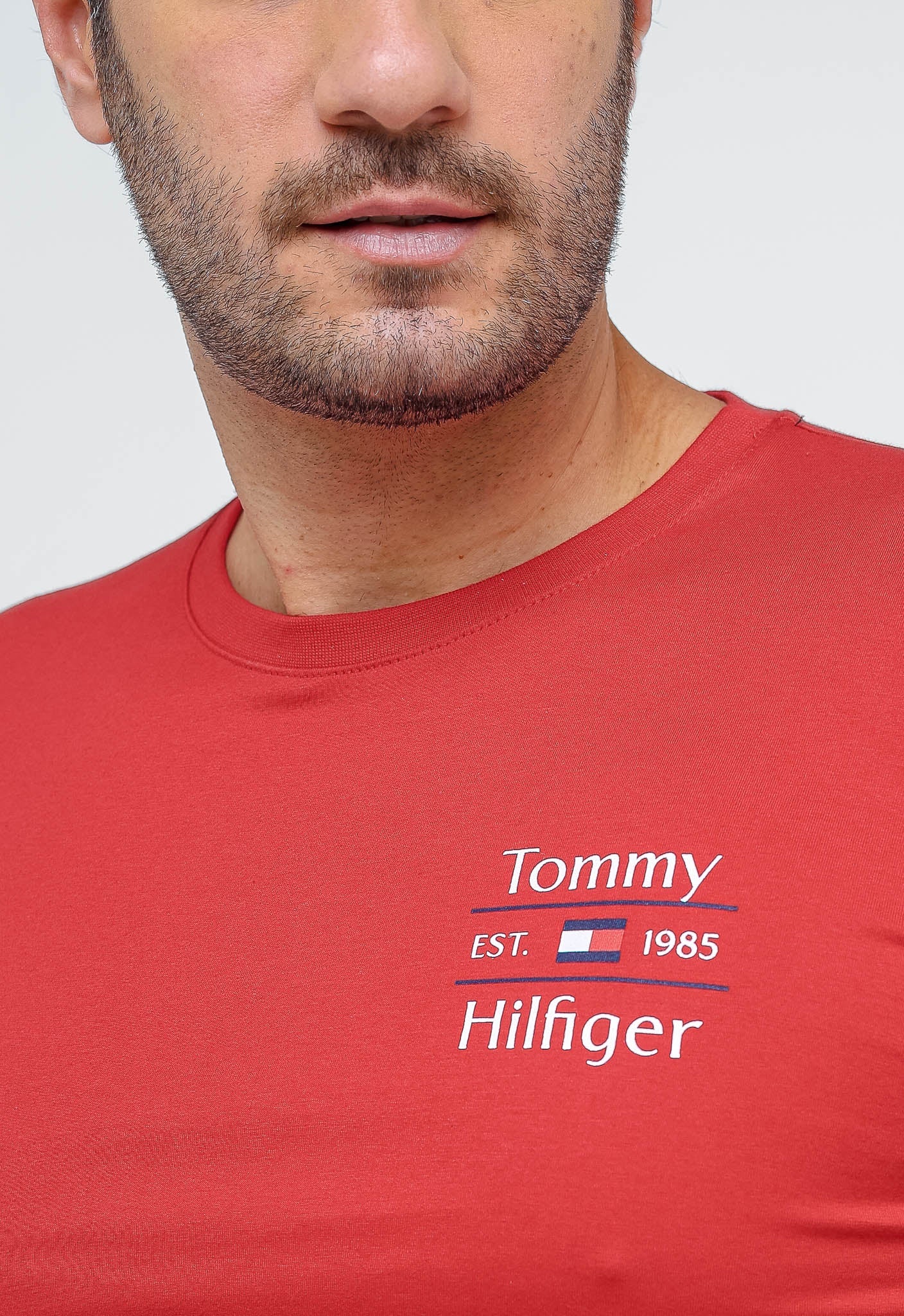 Camiseta Tommy Hilfiger Logo Peito Est. 1985 - Henri Store