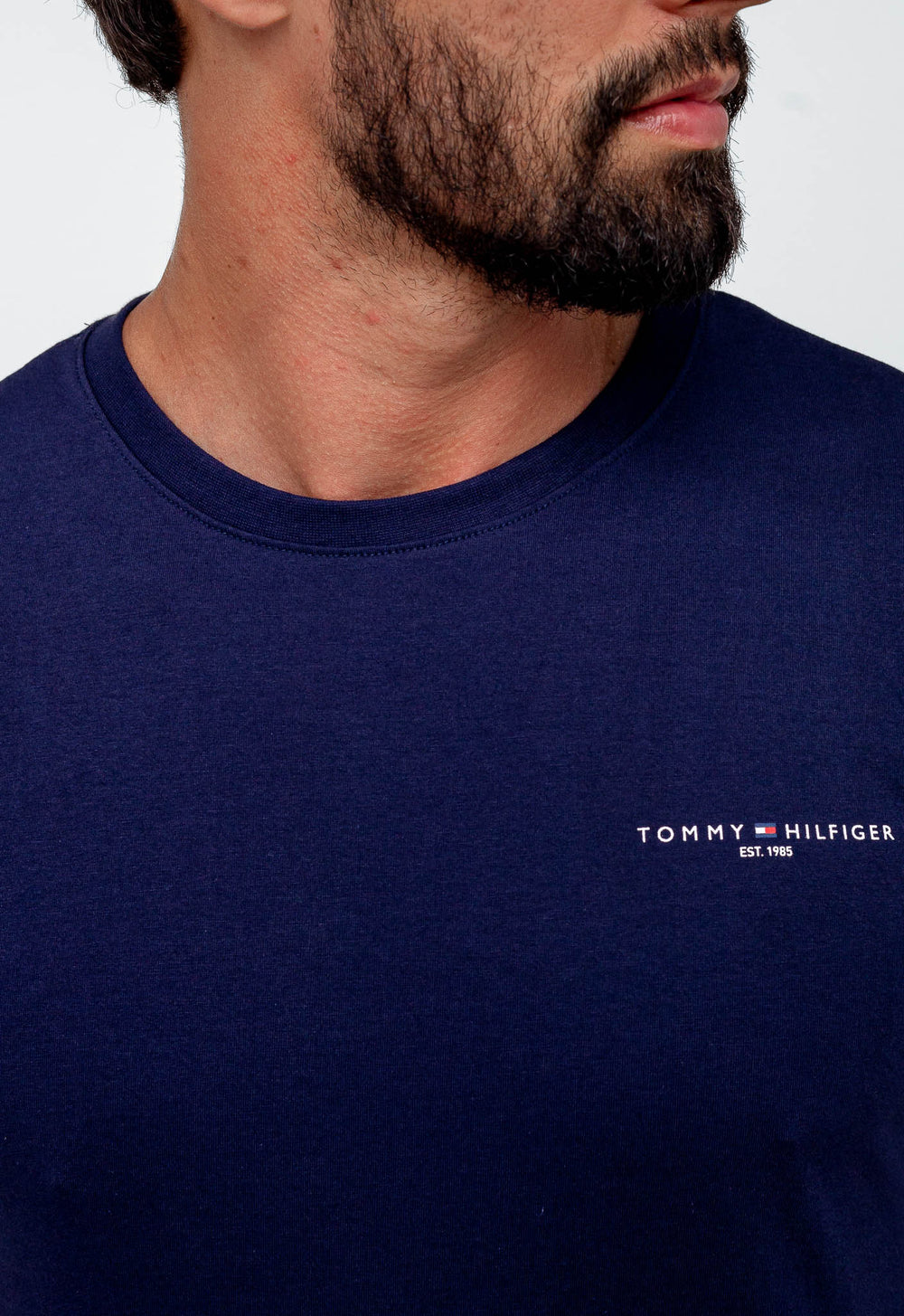 Camiseta Tommy Hilfiger Logo Peito Est.1985 - LIVE - Henri Store