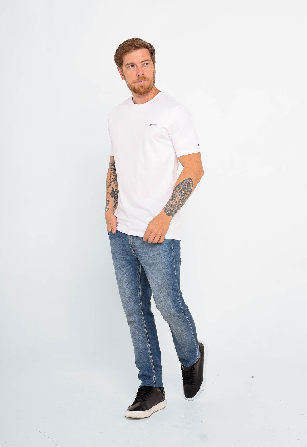 Camiseta Tommy Hilfiger Logo Peito Est.1985 - LIVE - Henri Store