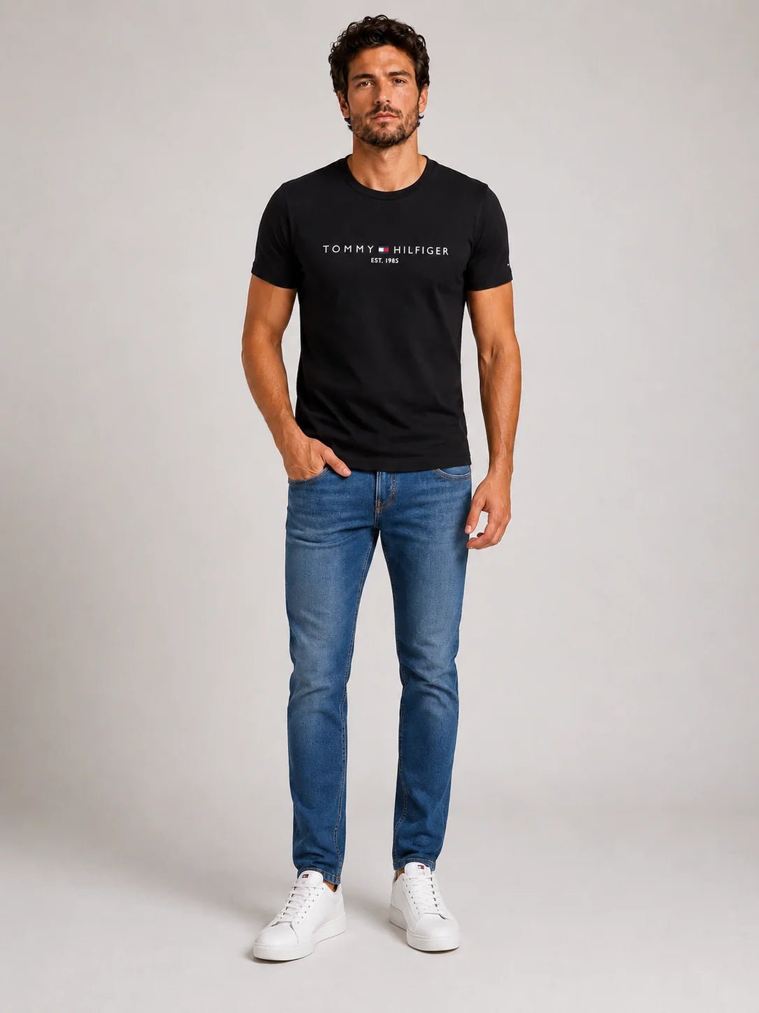 Camiseta Tommy Hilfiger Logo Tee Est. 1985 - Sale -LIVE - Henri Store