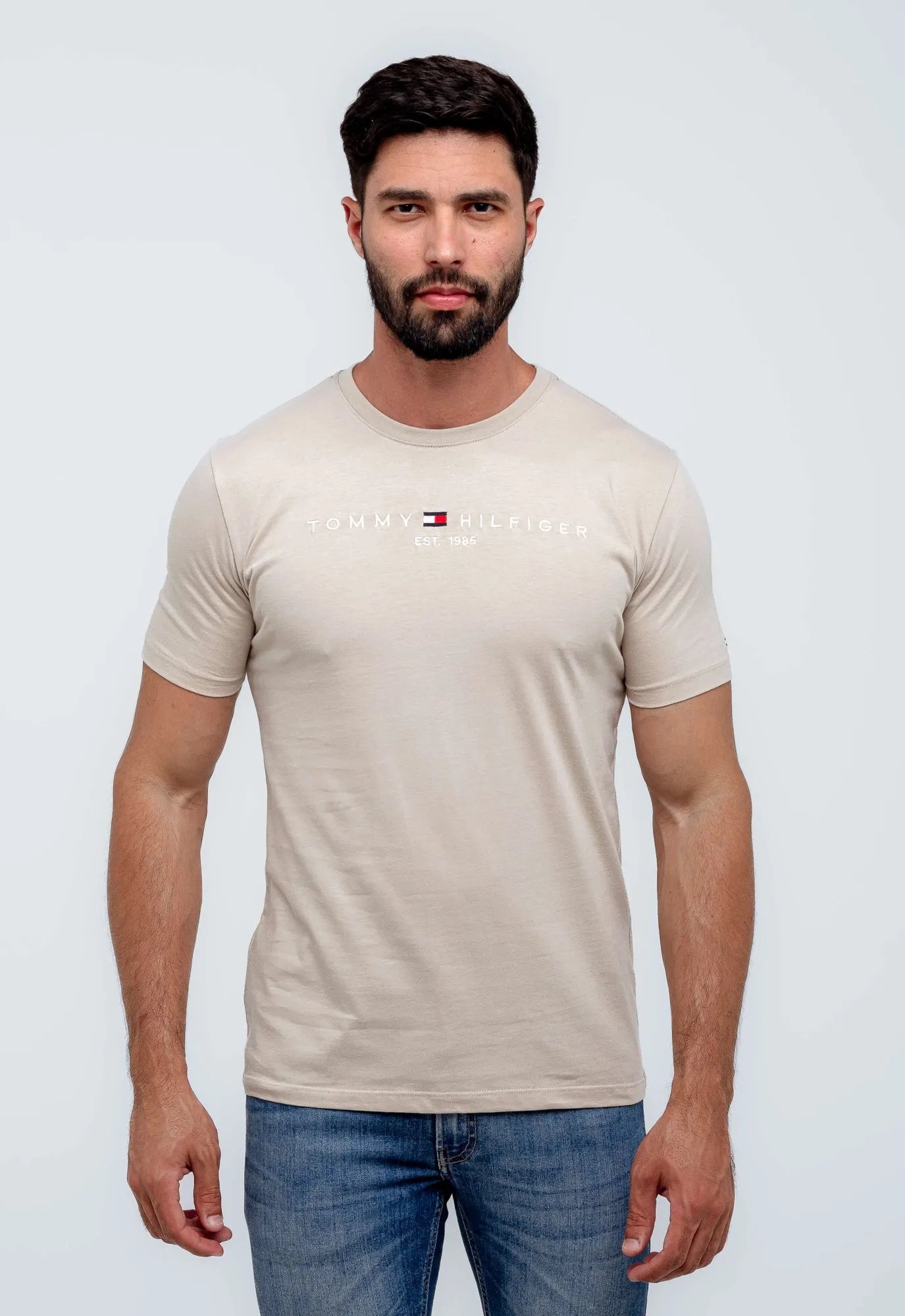 Camiseta Tommy Hilfiger Logo Tee Est. 1985 - Sale -LIVE - Henri Store