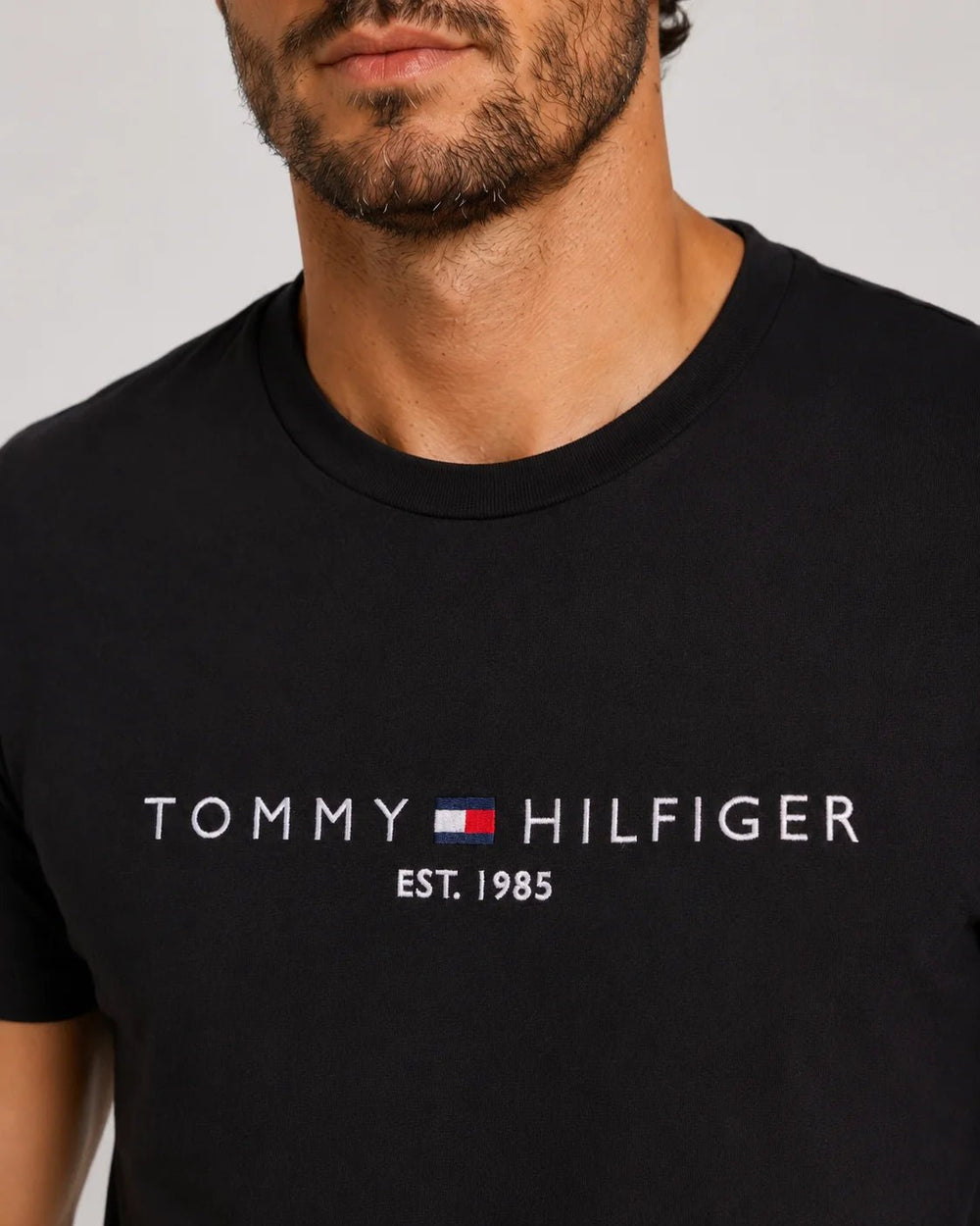 Camiseta Tommy Hilfiger Logo Tee Est. 1985 - Sale -LIVE - Henri Store