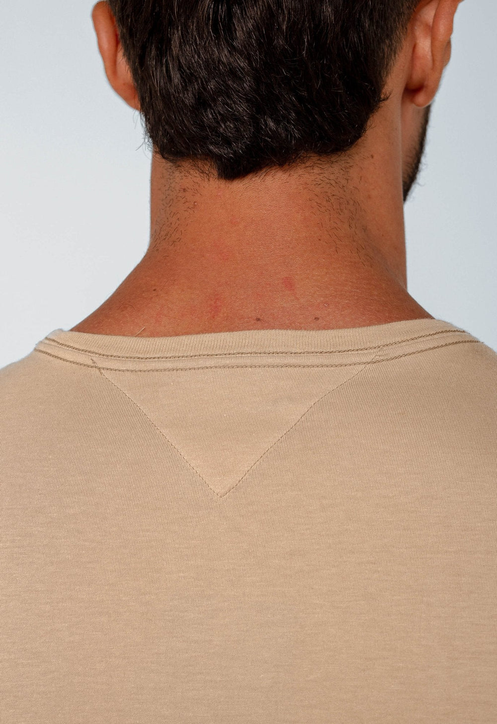 Camiseta Tommy Hilfiger Logo Tee Est. 1985 - Sale -LIVE - Henri Store