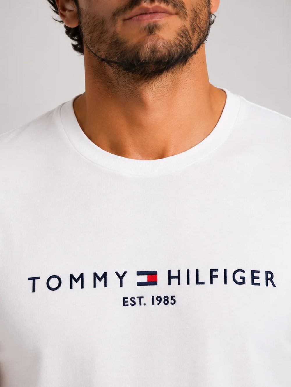 Camiseta Tommy Hilfiger Logo Tee Est. 1985 - Sale -LIVE - Henri Store