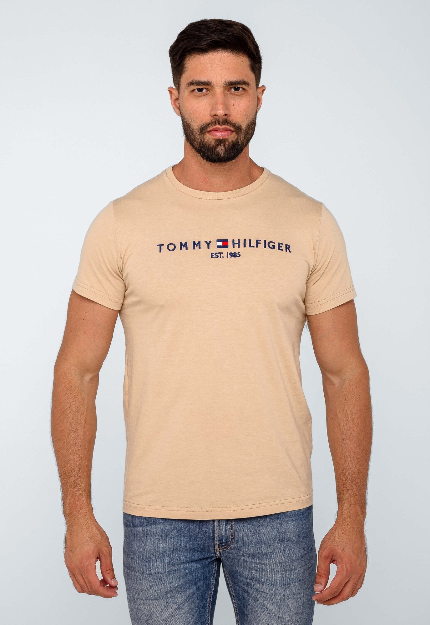 Camiseta Tommy Hilfiger Logo Tee Est. 1985 - Sale -LIVE - Henri Store