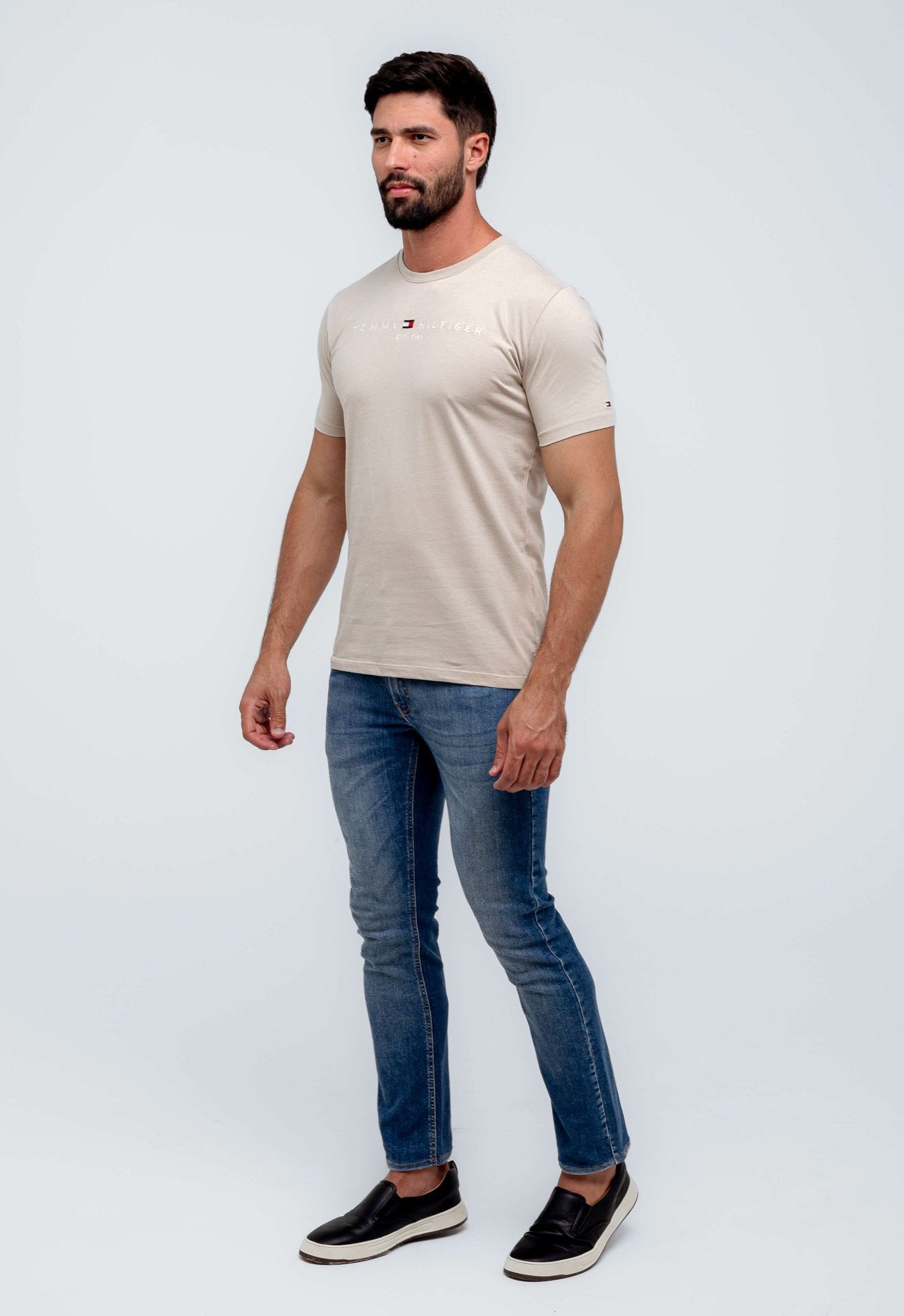 Camiseta Tommy Hilfiger Logo Tee Est. 1985 - Sale -LIVE - Henri Store