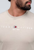 Camiseta Tommy Hilfiger Logo Tee Est. 1985 - Sale -LIVE - Henri Store