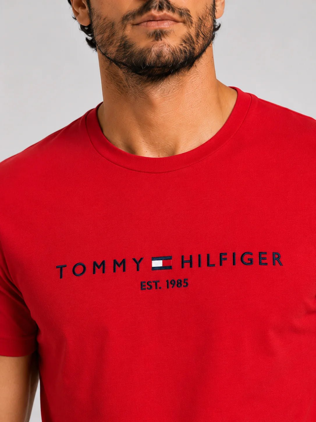 Camiseta Tommy Hilfiger Logo Tee Est. 1985 - Sale -LIVE - Henri Store