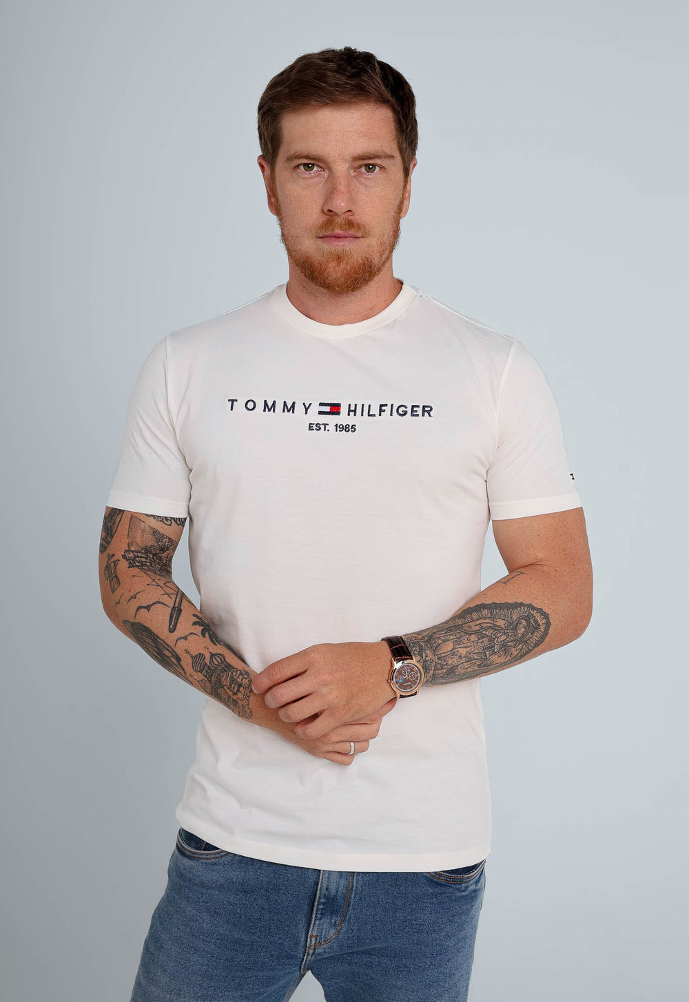 Camiseta Tommy Hilfiger Logo Tee Est. 1985 - Sale -LIVE - Henri Store