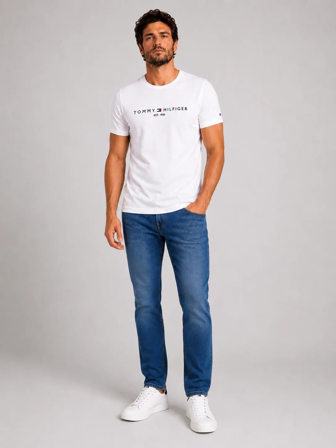 Camiseta Tommy Hilfiger Logo Tee Est. 1985 - Sale -LIVE - Henri Store