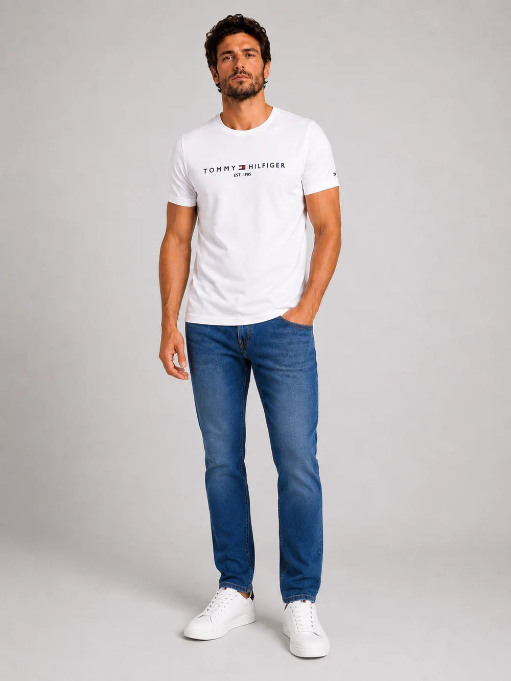 Camiseta Tommy Hilfiger Logo Tee Est. 1985 - Sale -LIVE - Henri Store
