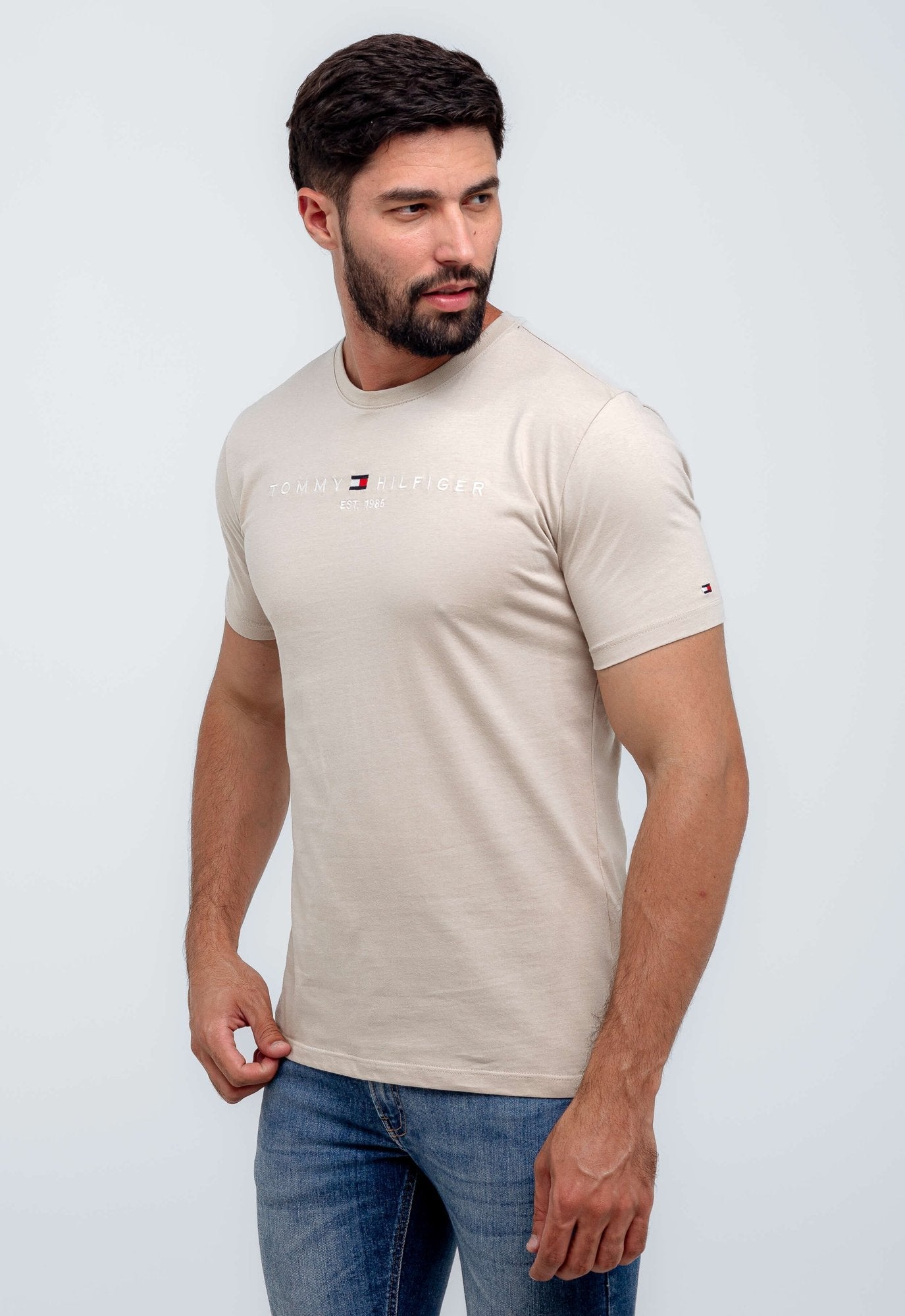 Camiseta Tommy Hilfiger Logo Tee Est. 1985 - Sale -LIVE - Henri Store