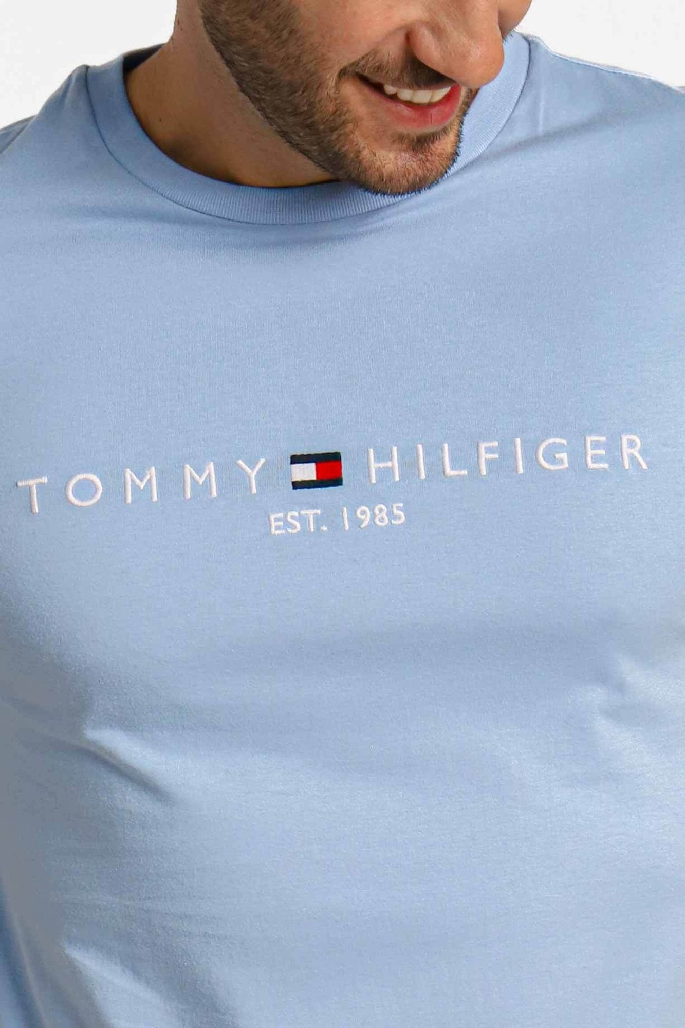 Camiseta Tommy Hilfiger Logo Tee Est. 1985 - Sale -LIVE - Henri Store