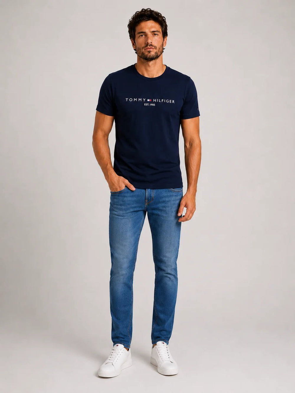 Camiseta Tommy Hilfiger Logo Tee Est. 1985 - Sale -LIVE - Henri Store