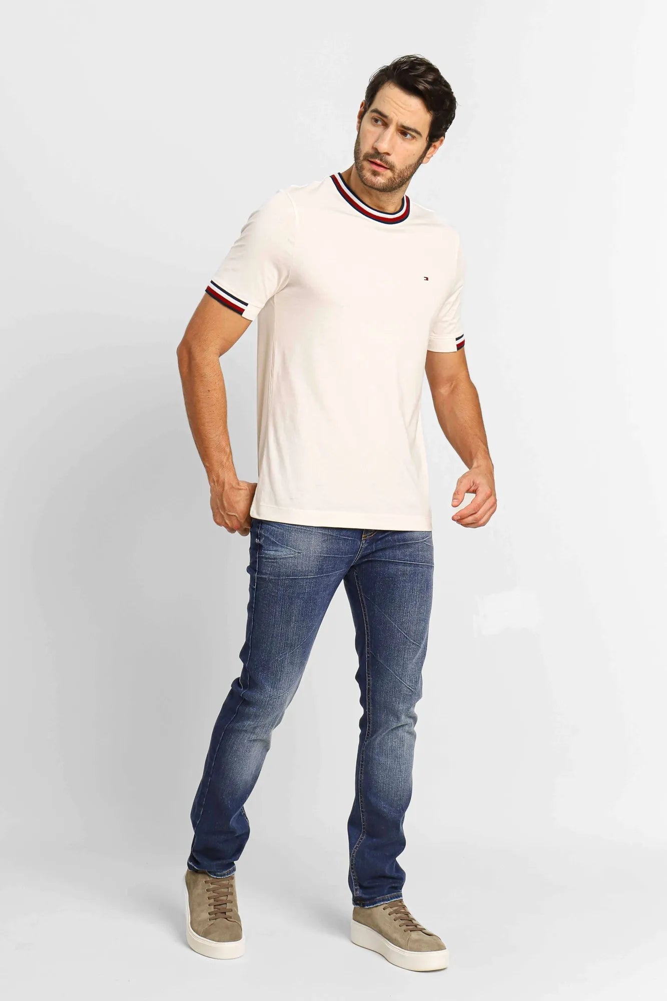 Camiseta Tommy Hilfiger Regular Fit Global Stripe Off White - Henri Store
