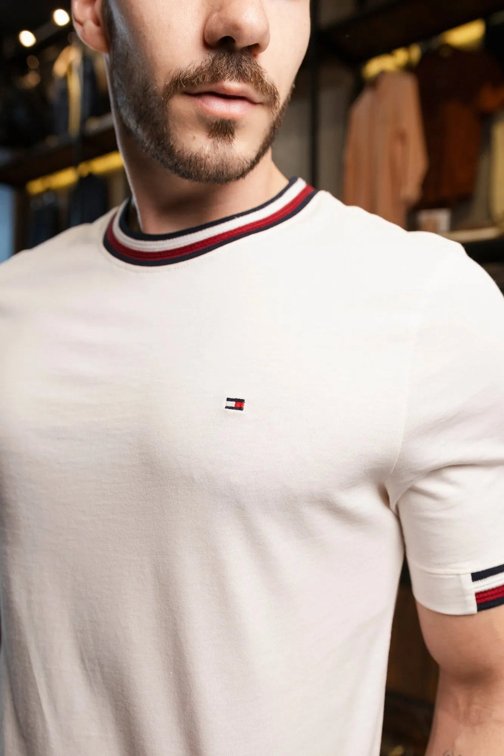 Camiseta Tommy Hilfiger Regular Fit Global Stripe Off White - Henri Store