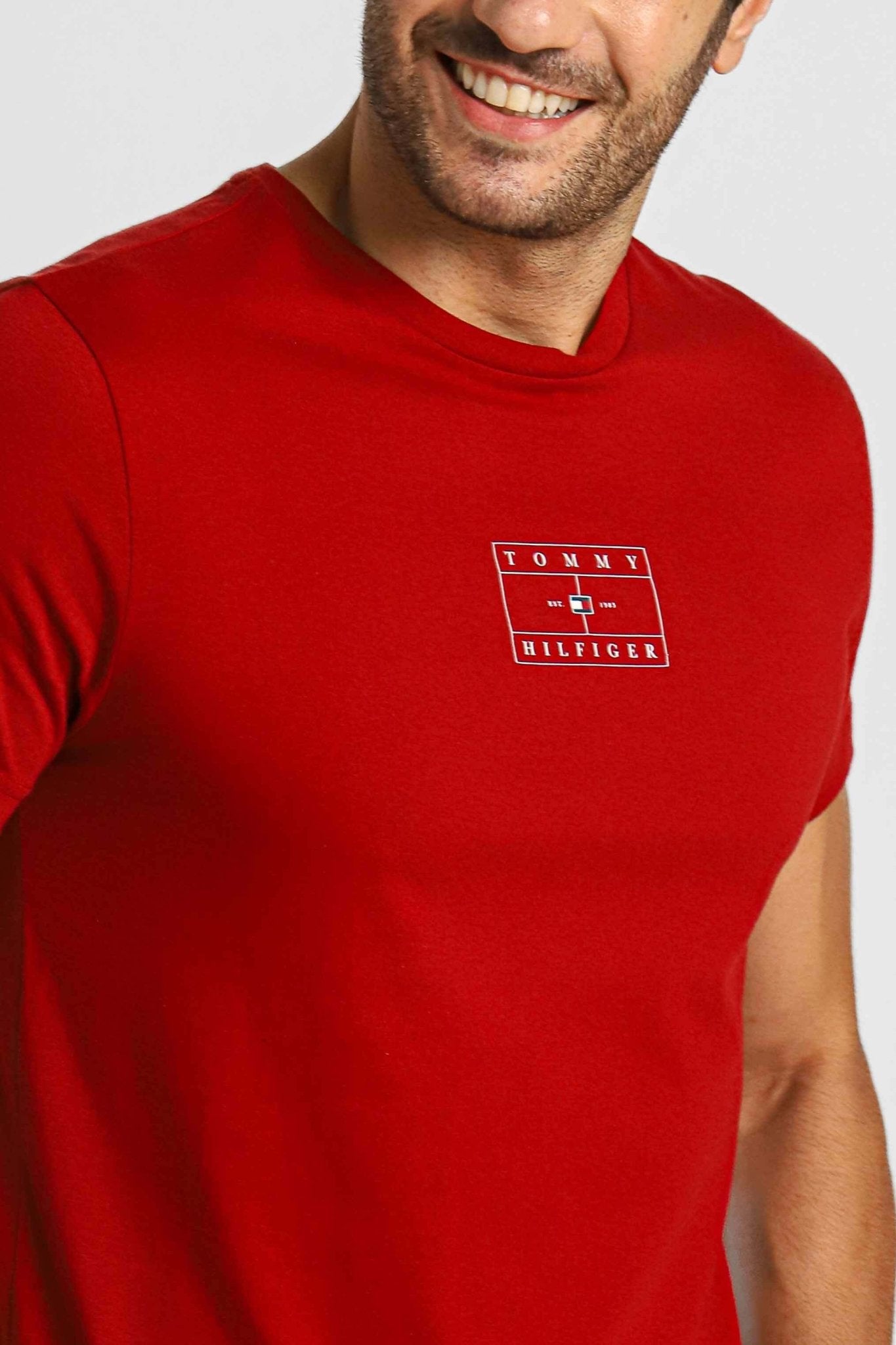 Camiseta Tommy Hilfiger Vermelho Estampa Quadrada - Henri Store