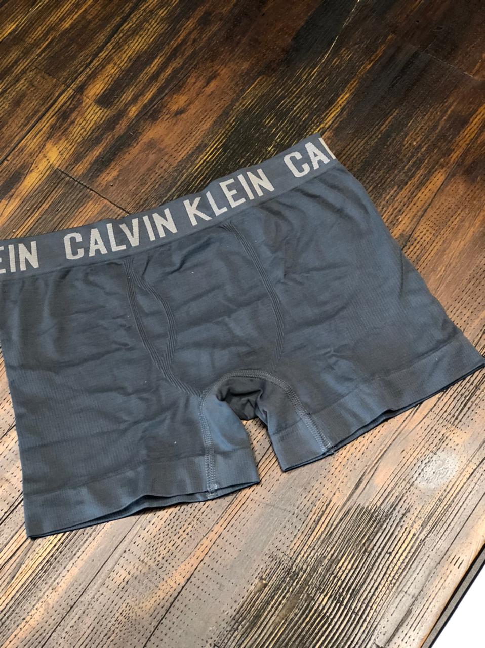 CUECAS CALVIN KLEIN KIT 2 CUECAS TRUNK SEM COSTURA PRETO + CINZA ESCURO - Henri Store