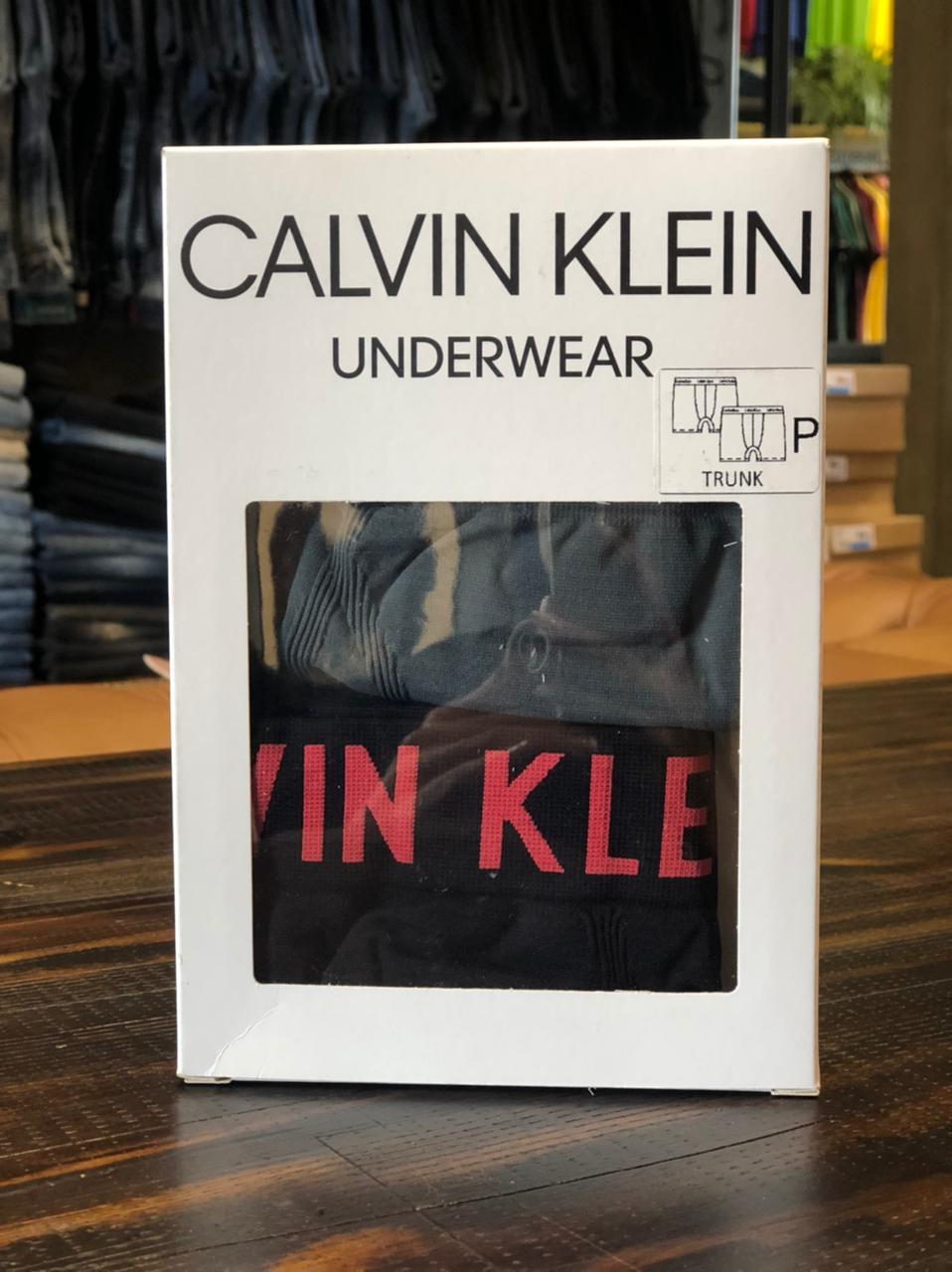 CUECAS CALVIN KLEIN KIT 2 CUECAS TRUNK SEM COSTURA PRETO + CINZA ESCURO - Henri Store
