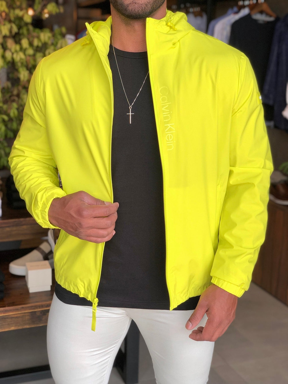 Jaqueta Calvin Klein C/ Capuz Logo Frontal Amarelo Fluor - Henri Store