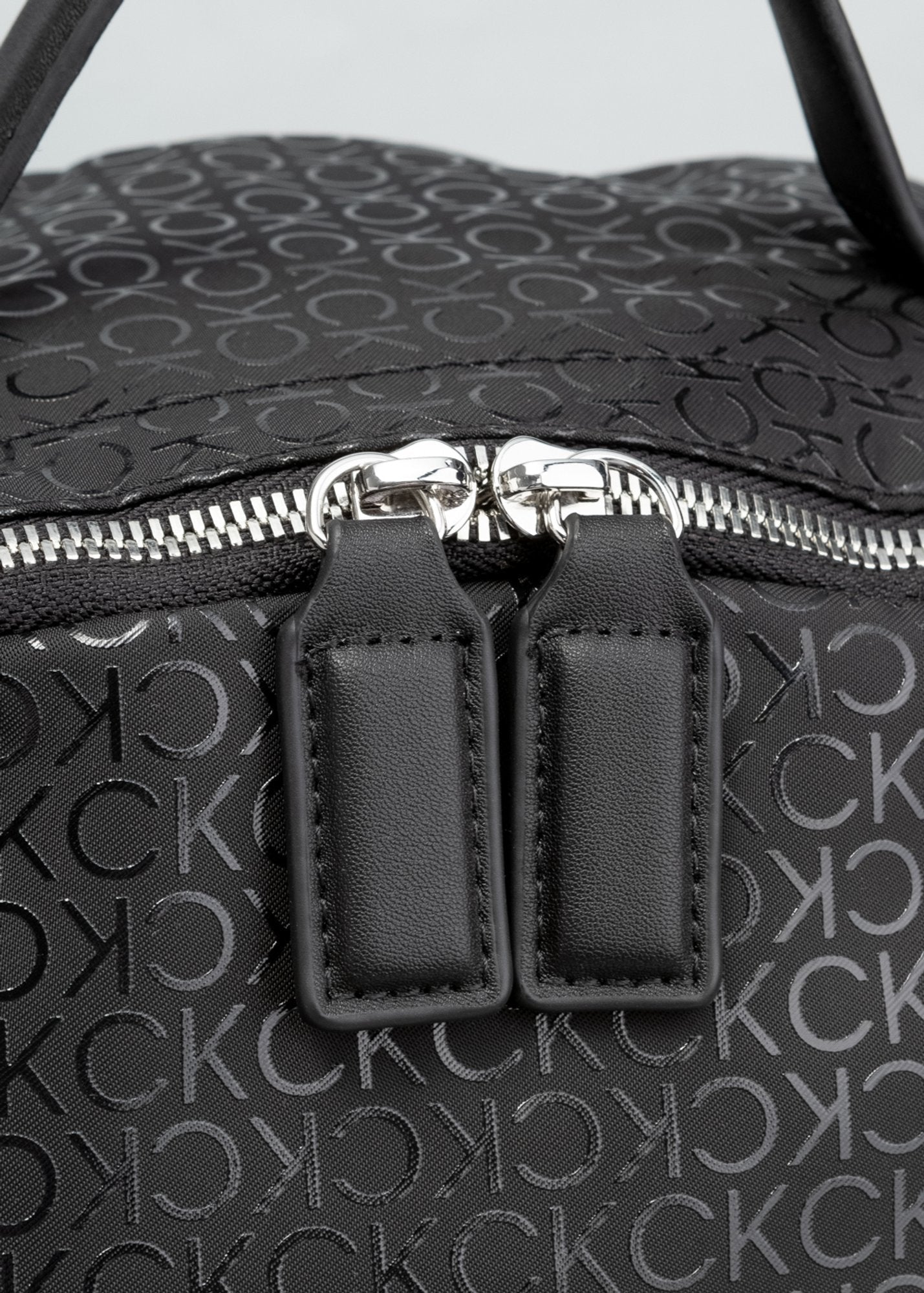 Mochila Calvin Klein Monograma Frontal Preto - Henri Store