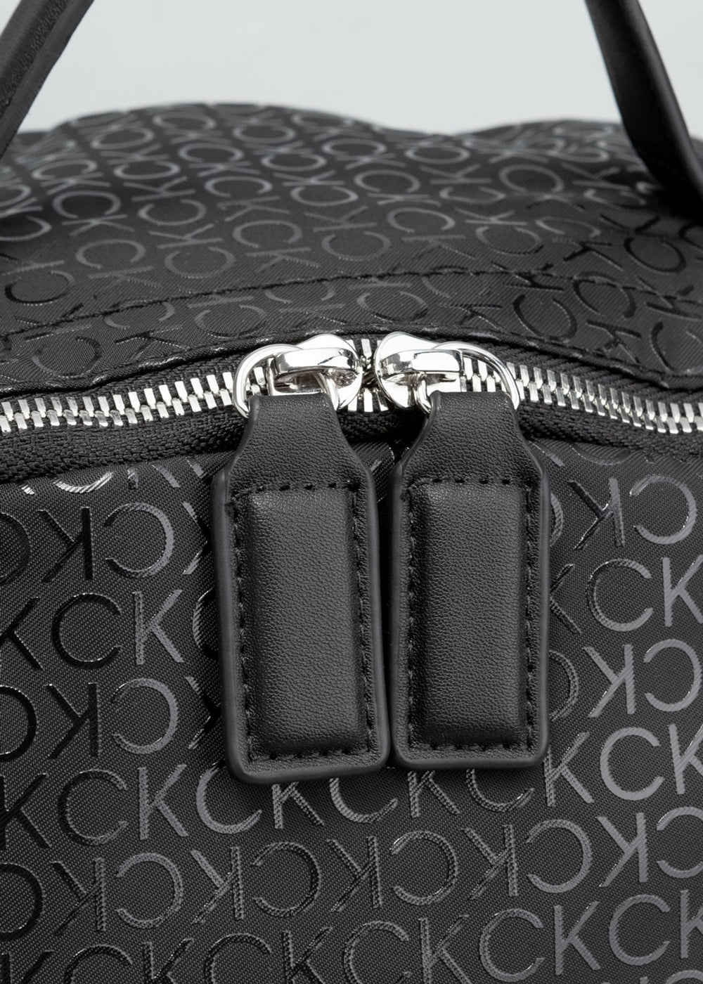 Mochila Calvin Klein Monograma Frontal Preto - Henri Store