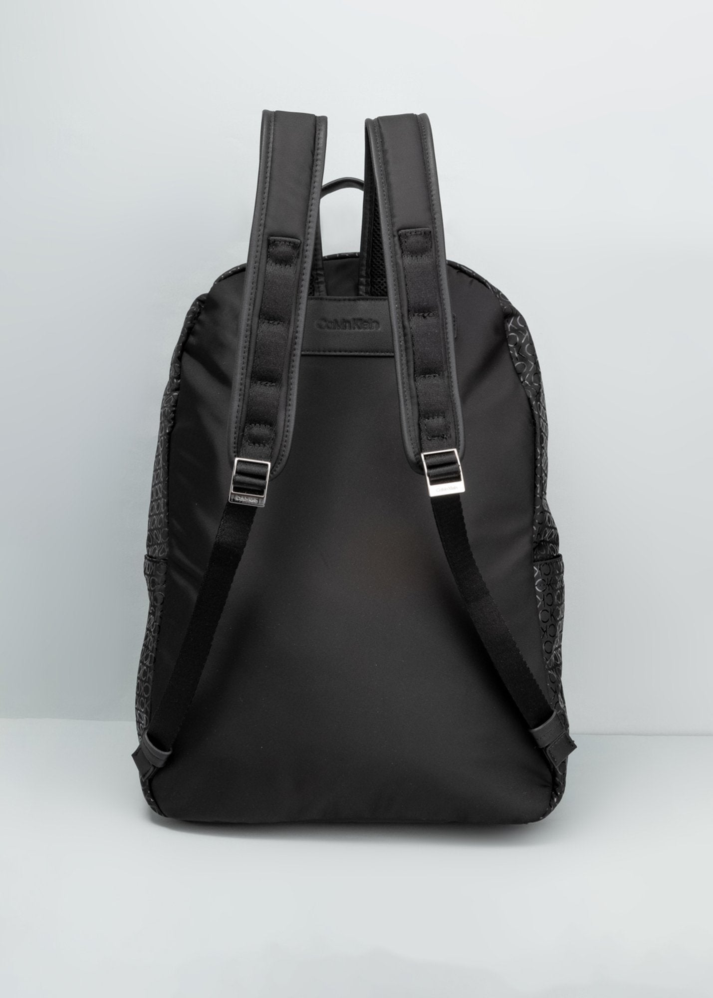 Mochila Calvin Klein Monograma Frontal Preto - Henri Store
