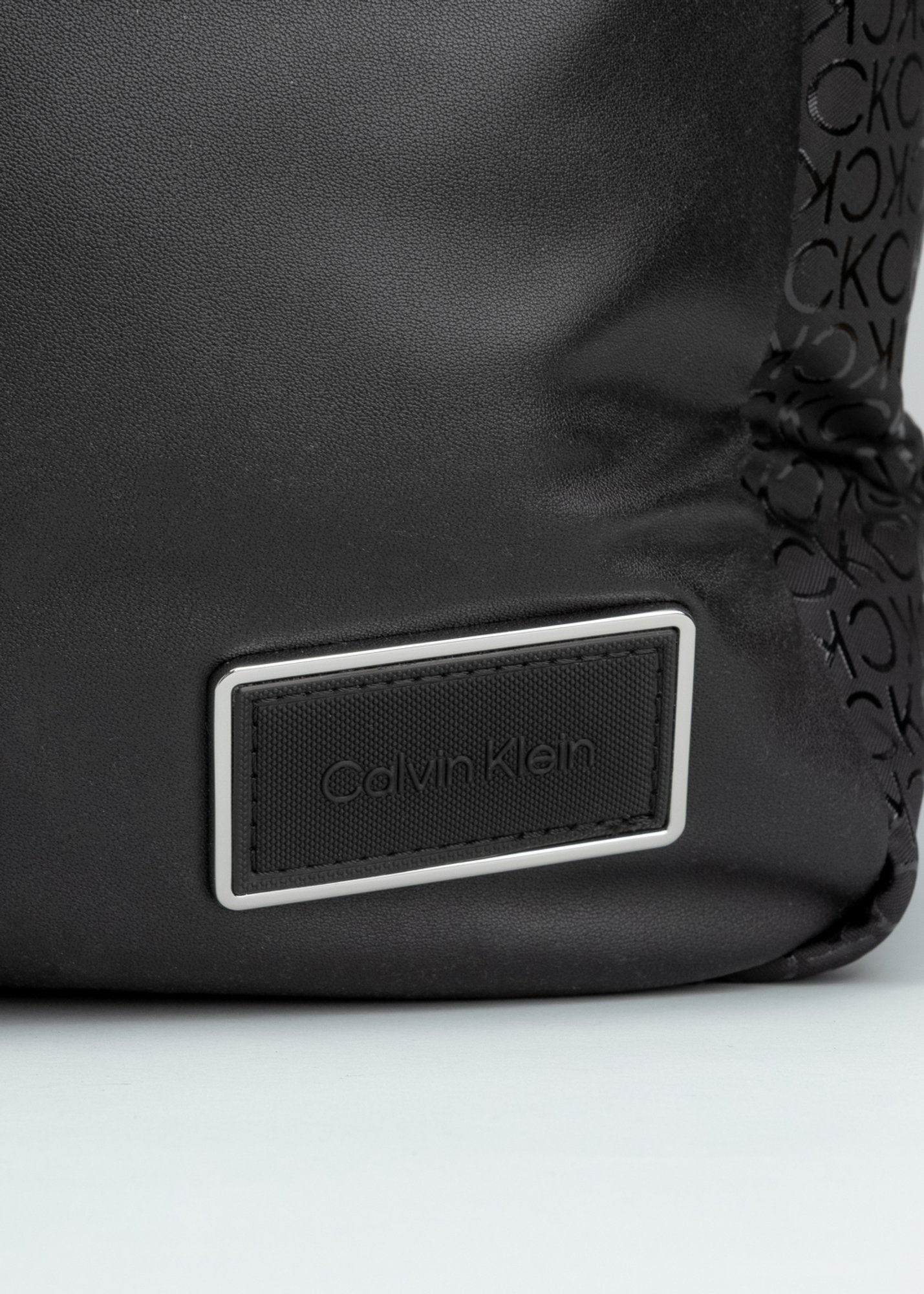 Mochila Calvin Klein Monograma Frontal Preto - Henri Store