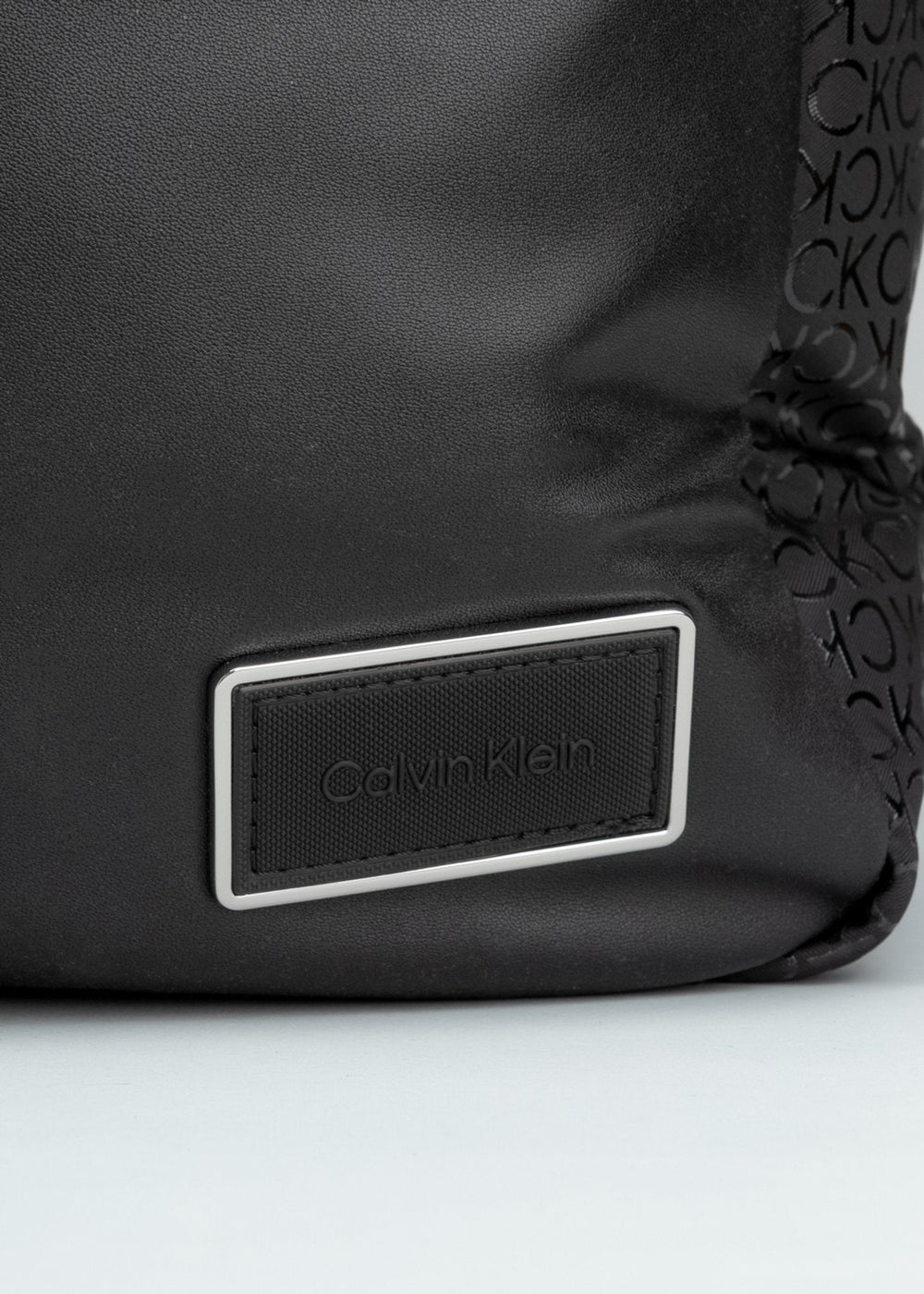 Mochila Calvin Klein Monograma Frontal Preto - Henri Store