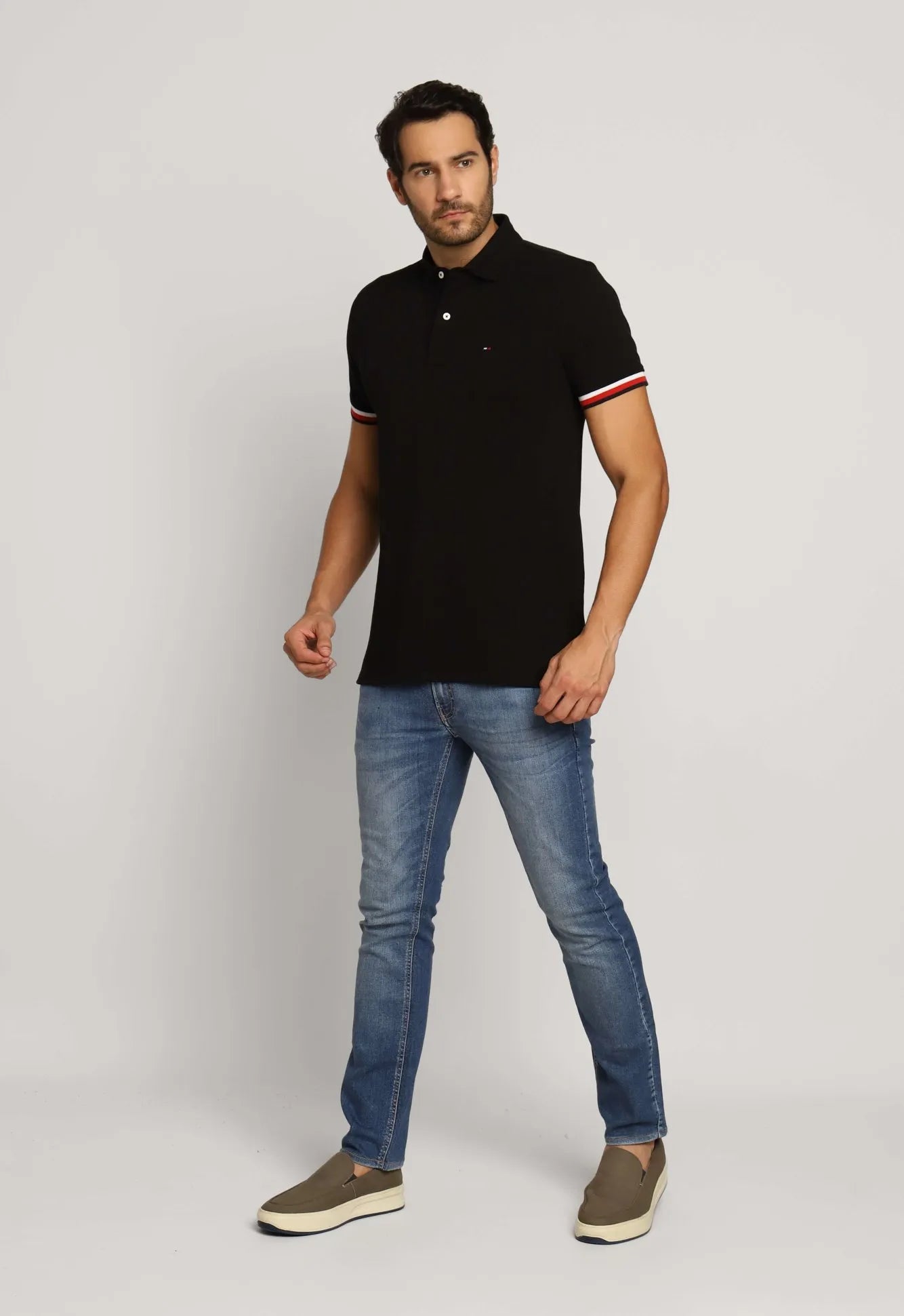 Polo Masculina Regular Fit Tommy Hilfiger com Retilínea no Punho - Henri Store