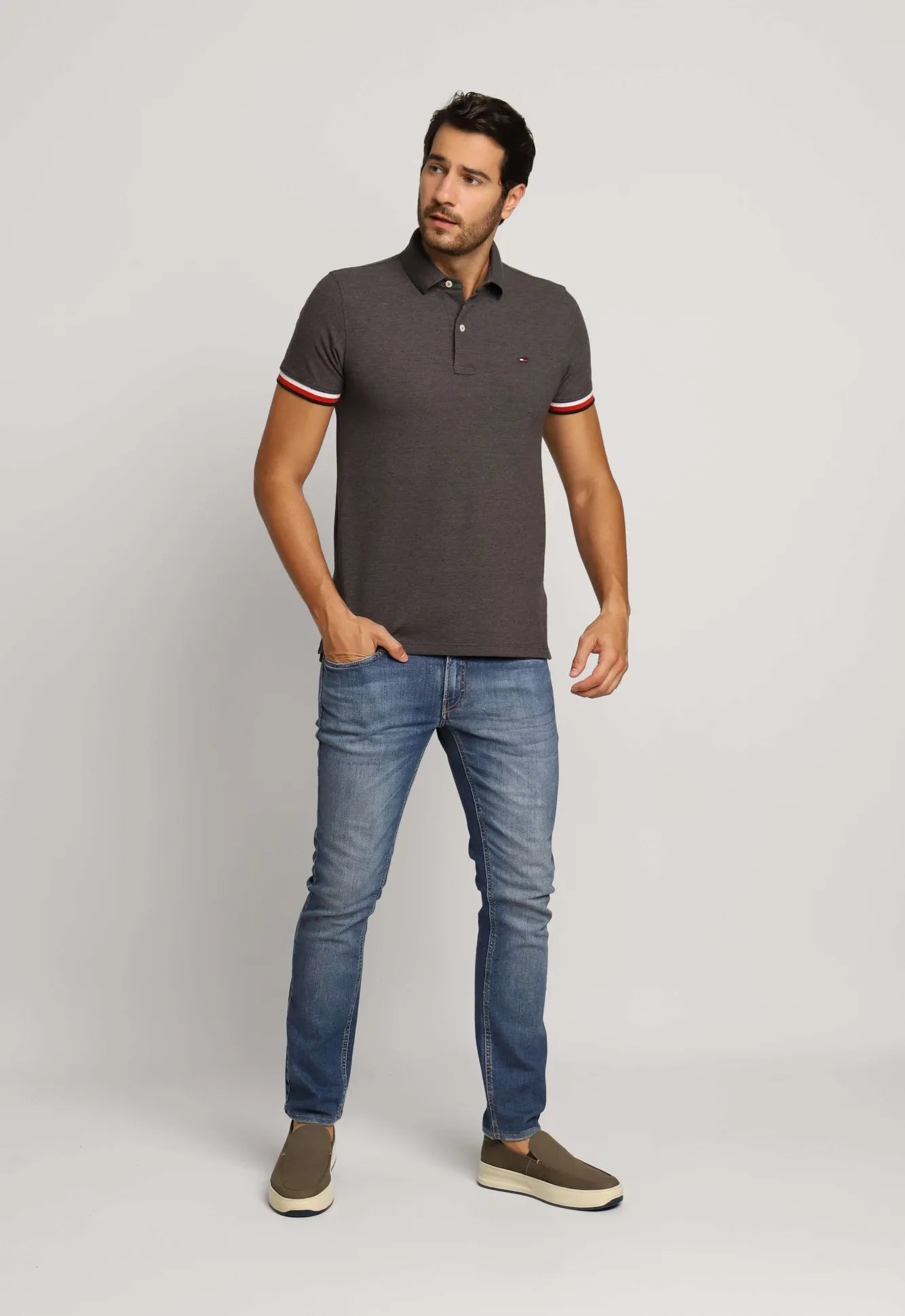 Polo Masculina Regular Fit Tommy Hilfiger com Retilínea no Punho - Henri Store