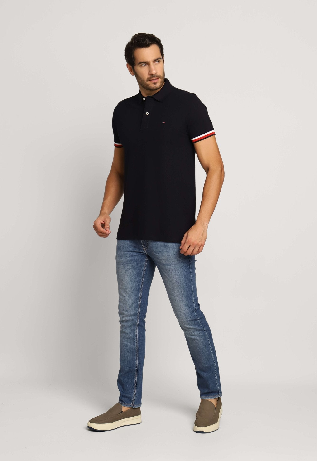 Polo Masculina Regular Fit Tommy Hilfiger com Retilínea no Punho - Henri Store
